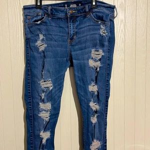HOLLISTER SUPER SKINNY RIPPED JEANS : Mid-Rise